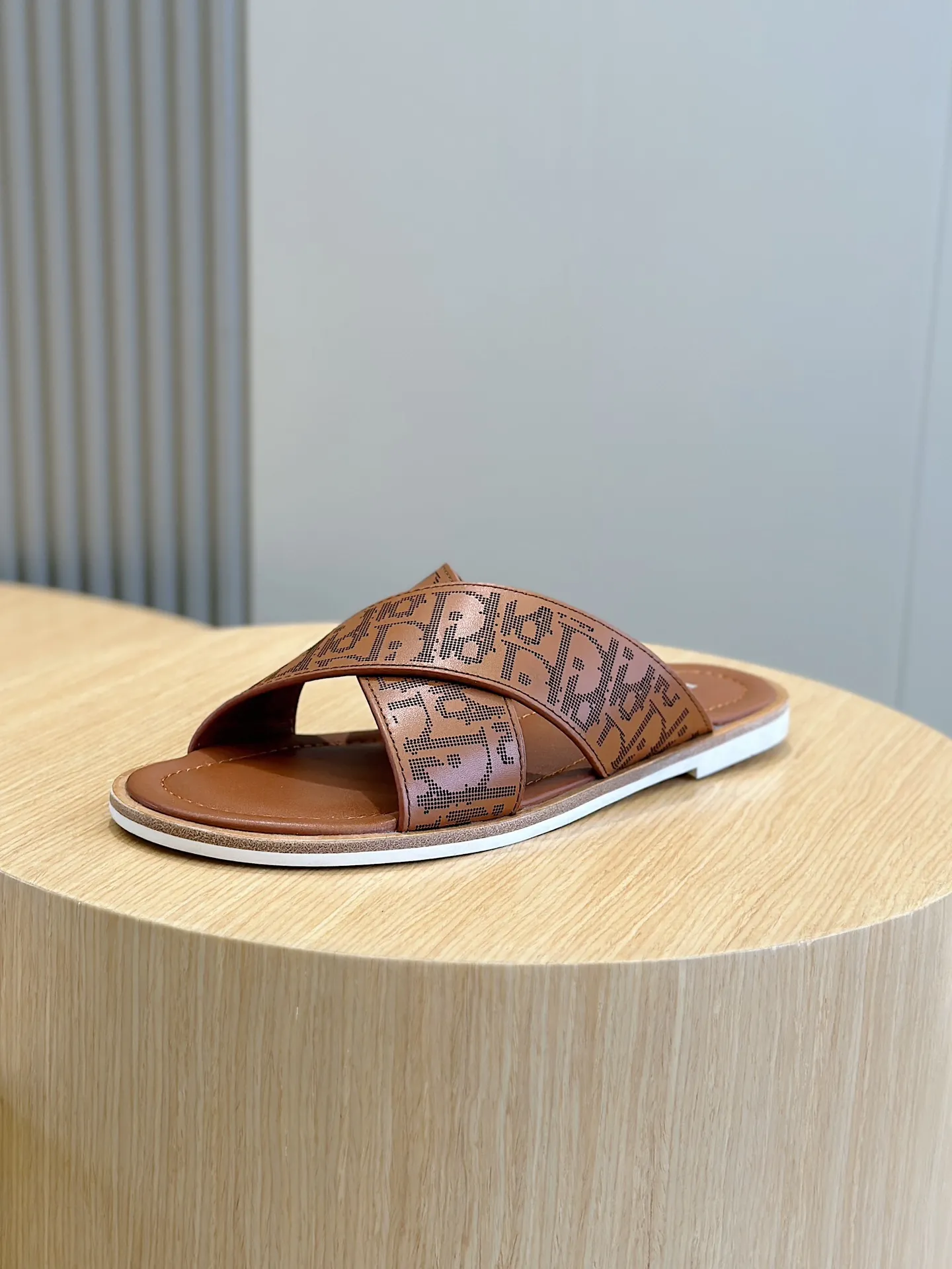 P320 Dior Alias ​​Men's Genuine Leather Slippers This Alias ​​sandal is new for summer, showing casual and elegant style. Carefully crafted from grained cow leather and Oblique printed fabric, with cowhide lining! Cross strap design. The imported cowhide leather and rubber sole adds sophistication and comfort, while Oblique print-effect anti-slip panels add style. Size: 39-44 (customized at 38.45)